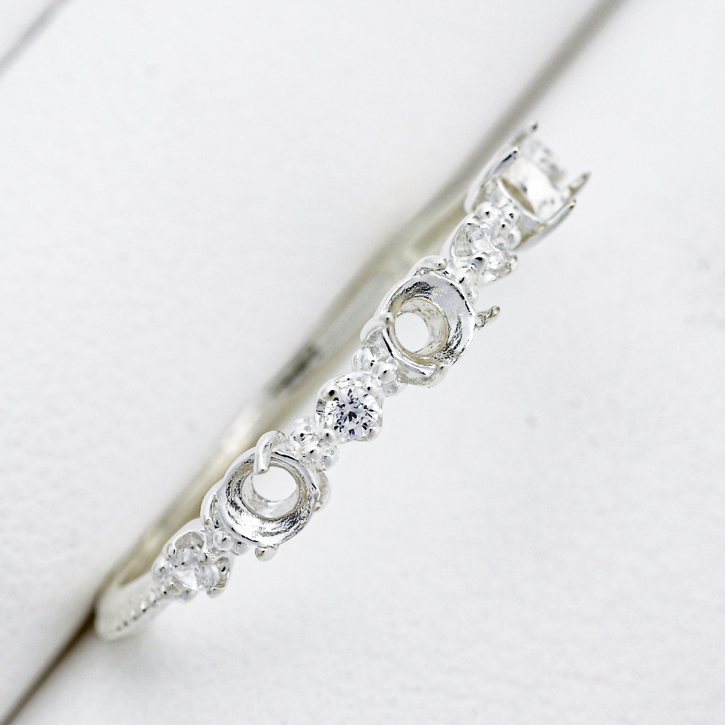 【空枠】3.0mm丸 0.10ct x 3ピース リング | wk35073