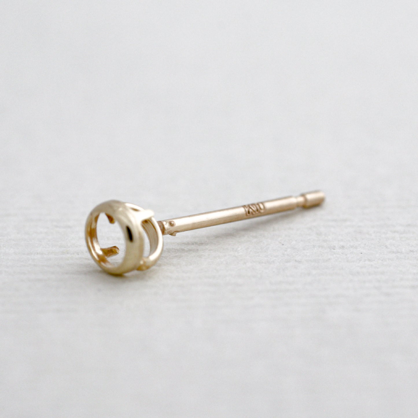 【空枠】2.5mm丸 0.07ct x 2ピース 覆輪 ピアス | wkae132