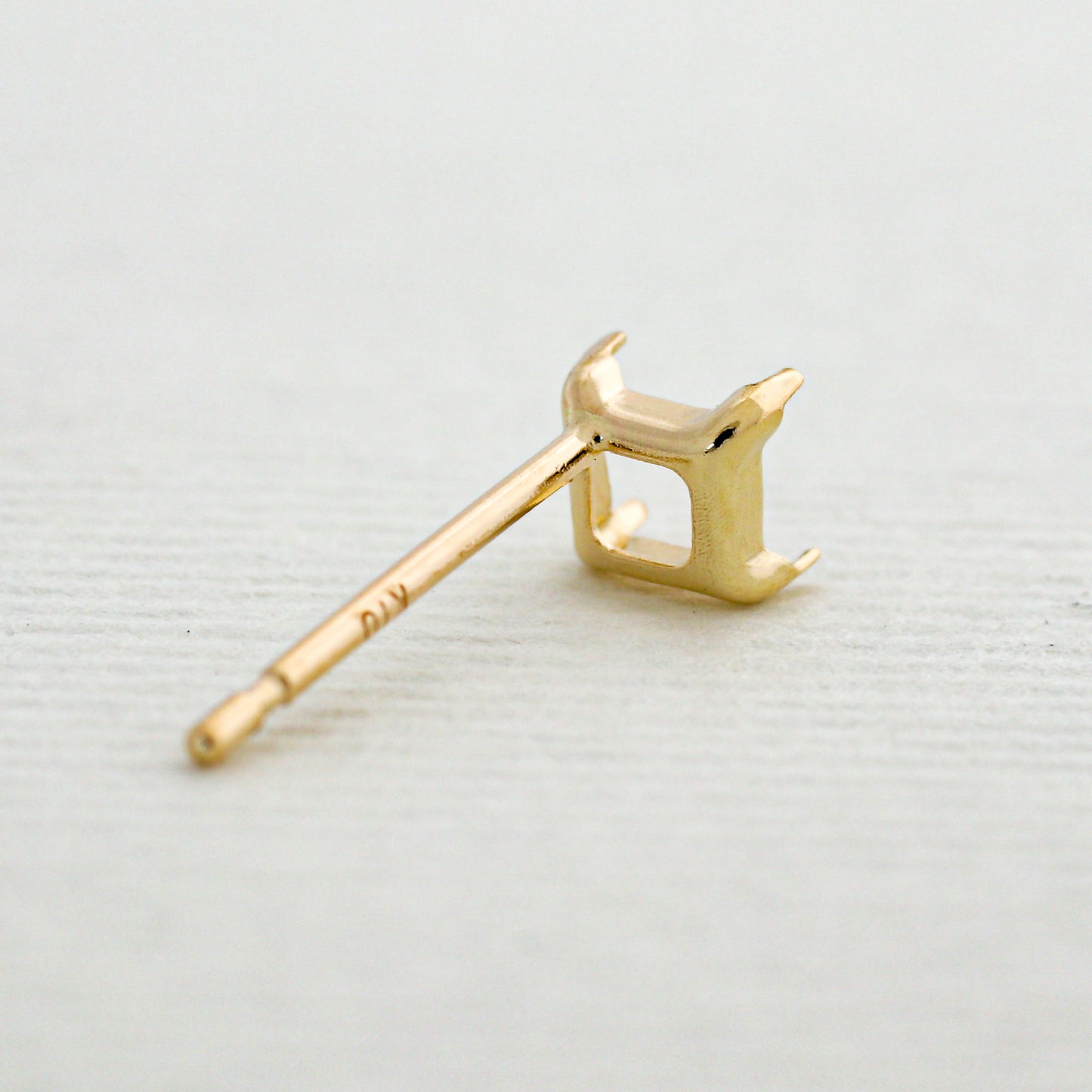 【空枠】3.0mm角 ピアス | wkae161