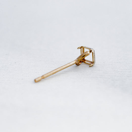 【空枠】2.5mm角 覆輪 ピアス | wkae182