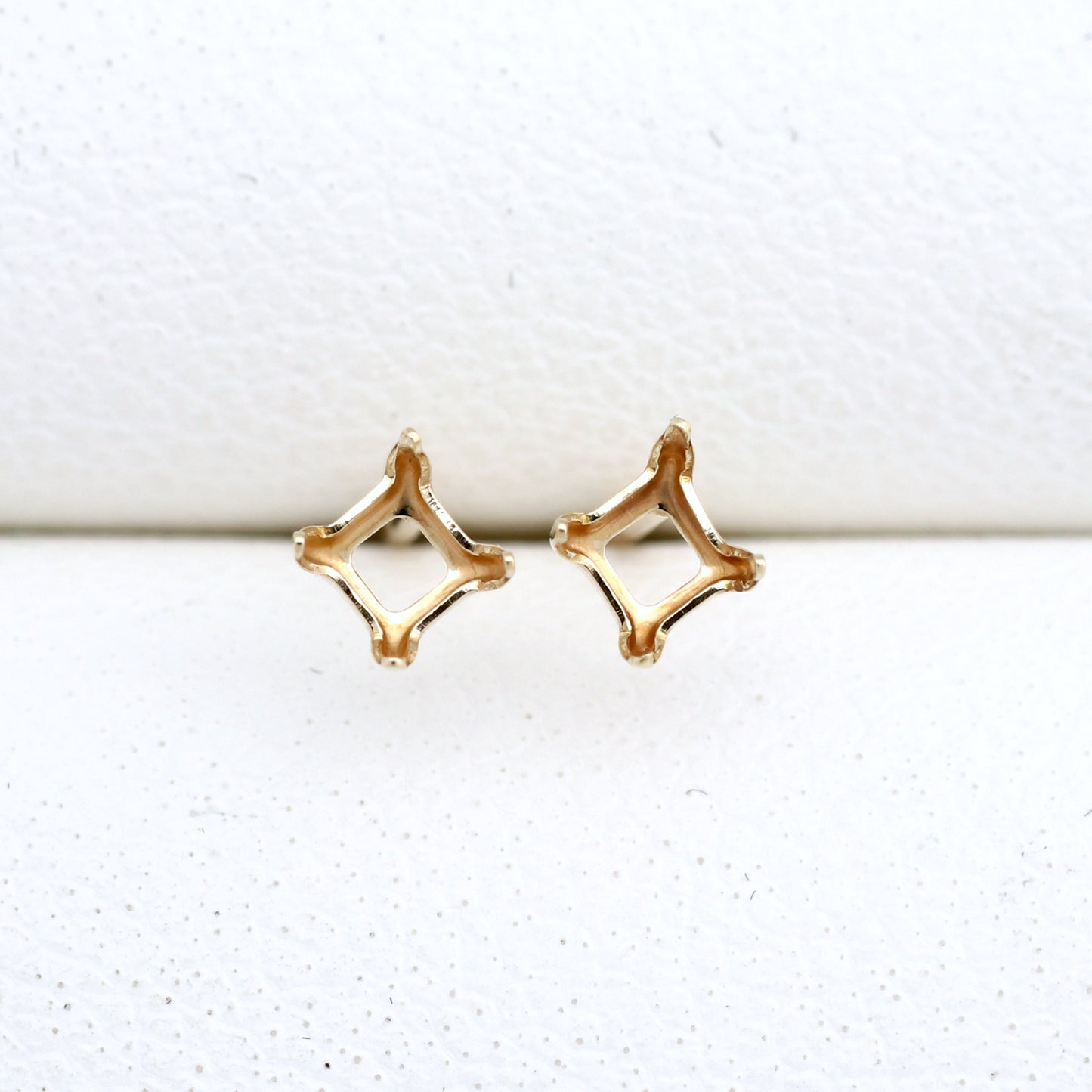 【空枠】2.5mm角 ピアス | wkae204