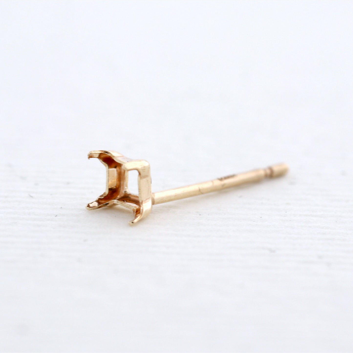 【空枠】2.5mm角 ピアス | wkae204