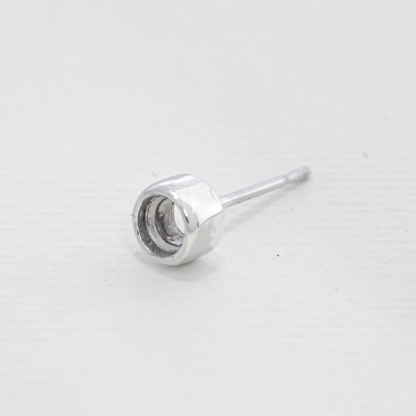 【空枠】3.0mm丸 0.10ct x 2ピース 覆輪スタッドピアス | wkcp1150