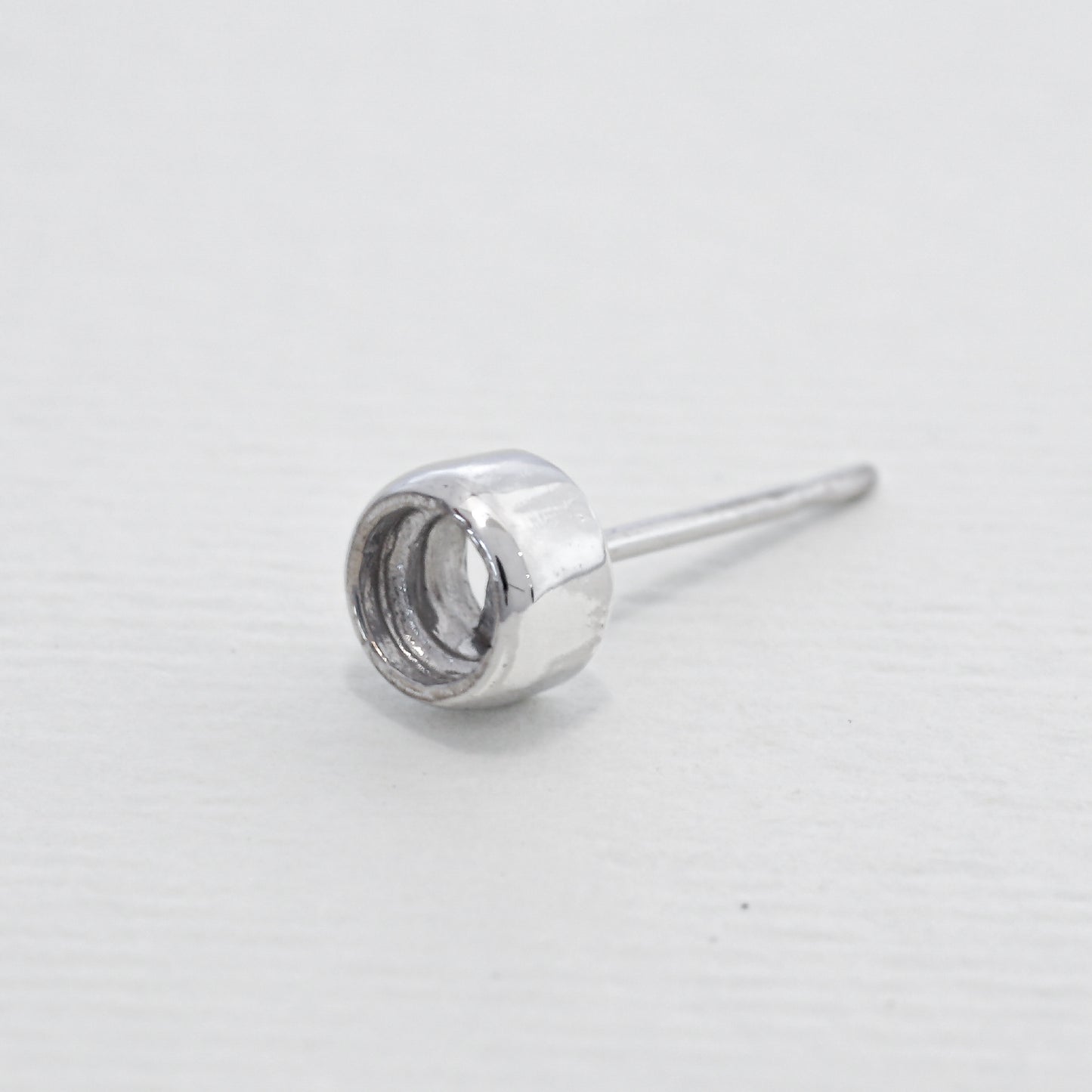 【空枠】3.3mm丸 0.15ct x 2ピース 覆輪スタッドピアス | wkcp1151