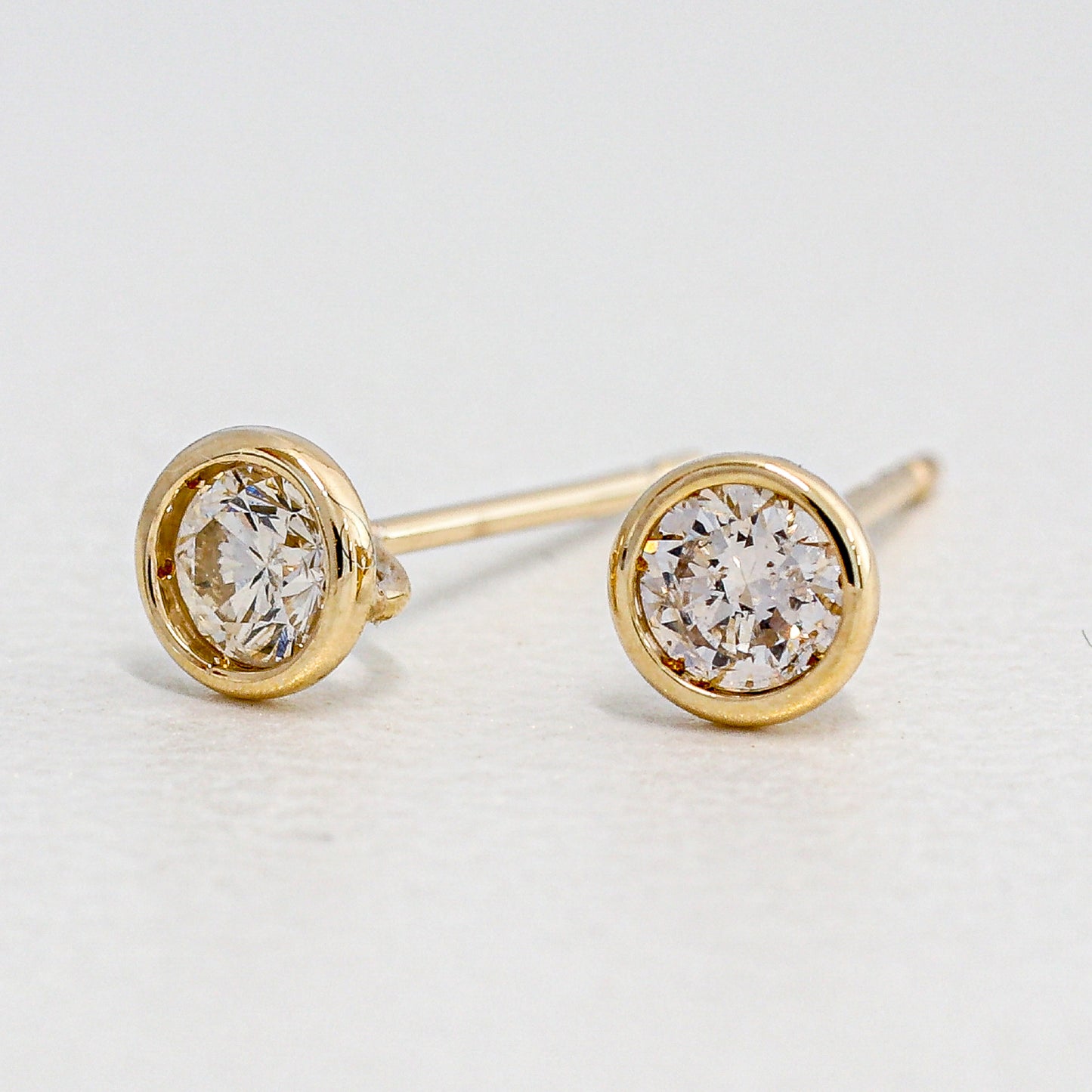覆輪ダイヤモンドスタッドピアス 0.26ct | ae-9-2